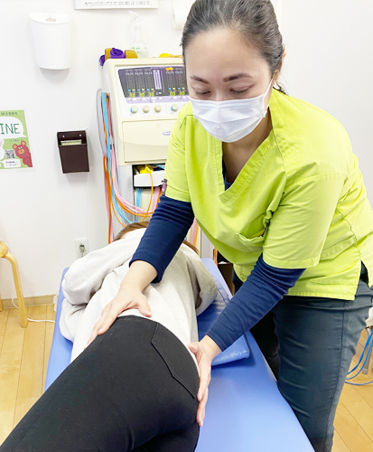 輝整骨院かがやき鍼灸院のスタッフによるオーダーメイド施術